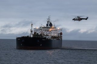 L'Eagle S, qui avait sectionné des câbles sous-marins, avait été arraisonné dans les eaux de la mer baltique par les autorités finlandaises, en décembre 2024. Il battait pavillon des îles cook. KEYSTONE/EPA COMPIC/ FINNISH BORDER GUARD