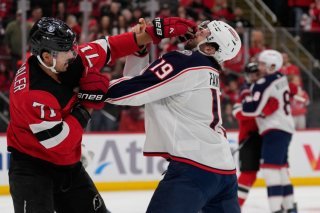 Jonas Siegenthaler se bat contre un Adam Fantilli sans gants KEYSTONE/AP/Seth Wenig