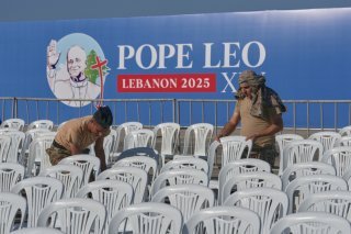 Des soldats de l'armée libanaise ont installé jeudi des chaises pour la messe que le Pape Léon XIV a célébrée mardi à Beyrouth au Liban. KEYSTONE/AP/HUSSEIN MALLA