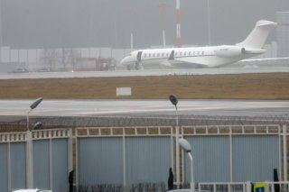 L'avion, un jet d'affaires Bombardier Global 7500, transportant probablement l'envoyé spécial du président américain, Steve Witkoff, est arrivé mardi à l'aéroport de Vnoukovo à Moscou. KEYSTONE/EPA/MAXIM SHIPENKOV