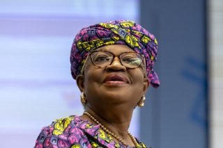 La directrice générale de l'Organisation mondiale du commerce (OMC) Ngozi Okonjo-Iweala demande aux membres d'utiliser les perturbations commerciales actuelles pour réformer l'entité (archives). KEYSTONE/MAGALI GIRARDIN