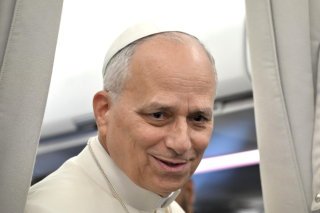 Le pape Léon XIV parle aux journalistes après son départ de Beyrouth. KEYSTONE/EPA/ALESSANDRO DI MEO / POOL