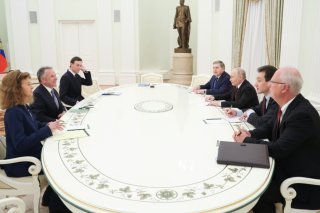 Aucun compromis sur les territoires occupés par la Russie en Ukraine n'a été trouvé entre émissaires américains (à g.) et russes (à dr.), mardi, à Moscou. KEYSTONE/EPA/ALEXANDER KAZAKOV / SPUTNIK / KREMLIN POOL