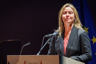 Federica Mogherini, ex-cheffe de la diplomatie de l'Union européenne et actuelle directrice du Collège d'Europe, a été inculpée dans le cadre d'une enquête sur des soupçons de favoritisme concernant l'attribution d'un contrat de formation de futurs diplomates par l'UE. KEYSTONE/EPA/Olivier Matthys