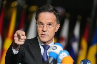 "Les pourparlers de paix sont en cours, c'est une bonne chose, mais en même temps, nous devons nous assurer que, pendant qu'ils se déroulent, l'Ukraine soit dans la position la plus forte possible pour continuer le combat", a affirmé mercredi le secrétaire général de l'Otan Mark Rutte. KEYSTONE/AP/Virginia Mayo