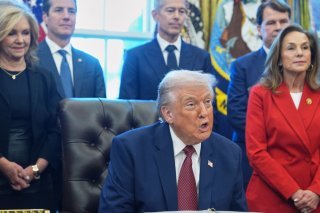 Donald Trump a critiqué les standards "ridiculement contraignants et horribles" imposés par son prédécesseur Joe Biden. KEYSTONE/AP/Evan Vucci