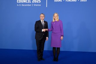 Le ministre des Affaires étrangères Ignazio Cassis reprend symboliquement à Vienne la présidence de l'OSCE des mains de sa collègue finlandaise Elina Valtonen. KEYSTONE/ANTHONY ANEX