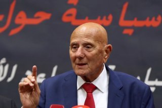 Opposant historique au régime tunisien, Ahmed Nejib Chebbi, ici en conférence de presse en 2023, a été arrêté à son domicile après la confirmation de sa condamnation en appel à 12 ans de prison (Archives). KEYSTONE/EPA/MOHAMED MESSARA