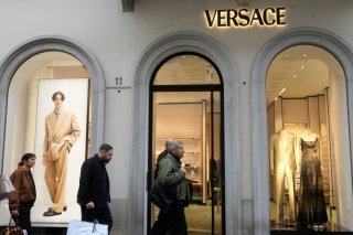 L'acquisition de la maison de luxe Versace pour 1,25 milliard d'euros par sa rivale Prada a été confirmée en début de semaine (archives). KEYSTONE/AP/Luca Bruno
