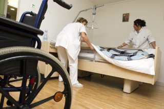 Le nombre de lits en EMS va sensiblement augmenter ces dix prochaines années en Valais (photo d'illustration). KEYSTONE/SALVATORE DI NOLFI