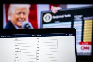 L’annonce est tombée hier soir : la Suisse figure parmi les pays les plus durement frappés par les nouvelles sanctions douanières imposées par le président américain Donald Trump. Dès le 7 août, les exportations helvétiques seront taxées à hauteur de 39 %, soit le taux le plus élevé en Europe.