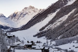 KEYPIX - Une vue depuis la telecabine de Lauchernalp, de la zone d'eboulement recouverte de neige, six mois apres la catastrophe de Blatten, avec le village de Wiler au premier plan le jeudi 27 novembre 2025 entre Wiler et Lauchernalp dans la vallee du Loetschental. (KEYSTONE/Jean-Christophe Bott)