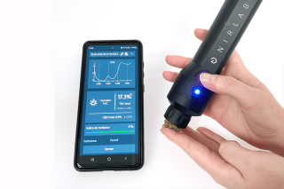 L’appareil de spectroscopie infrarouge, accompagné de l’application qui synthétise les données.