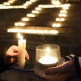 Les actions solidaires se multiplient durant la période des fêtes. Ici, l'événement "Un million d'étoiles" de Caritas, qui allume des bougies en solidarité avec les personnes touchées par la pauvreté. (image d'illustration) Keystone/LAURENT GILLIERON