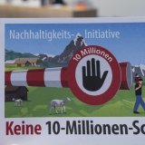L'initiative "Pas de Suisse à 10 millions!" demande que le Conseil fédéral et le Parlement prennent des mesures dès que la population dépasse les 9,5 millions (archives). KEYSTONE/PETER SCHNEIDER
