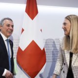 Lorsque le Conseil fédéral avait adapté en décembre certains points du paquet d'accords avec l'UE après la consultation, la secrétaire d'Etat à l'économie Helene Budliger Artieda avait indiqué que les partenaires sociaux poursuivaient leur dialogue sur la protection des salaires (archives). KEYSTONE/PETER KLAUNZER