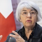 Le Conseil fédéral a fixé mercredi les grandes lignes de la prochaine réforme de l'assurance-invalidité. Cette révision est du ressort du département de la ministre de l'intérieur Elisabeth Baume-Schneider (archives). KEYSTONE/PETER KLAUNZER