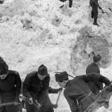Plus de 15 jours après le drame, en mars 1951, un bataillon de sapeurs de l'armée était encore occupé à dégager la coulée (archives). KEYSTONE/PHOTOPRESS-ARCHIV/ERNST BAUMANN