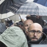 Jessica Moretti (devant à gauche), accompagnée par son mari Jacques Moretti, a été chahutée à son arrivée au campus Energypolis de Sion, jeudi matin. KEYSTONE/ALESSANDRO DELLA VALLE