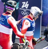 Franjo von Allmen salue Marco Odermatt après la manche de Super G des Jeux Olympiques