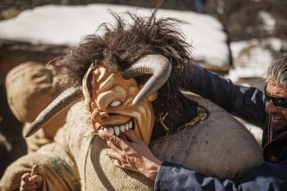 Les empaillés sillonneront les rues d'Evolène, dimanche (photo d'archives). KEYSTONE/VALENTIN FLAURAUD