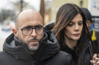 Jacques et Jessica Moretti sont entrés par une porte latérale du campus Energypolis de Sion. KEYSTONE/ALESSANDRO DELLA VALLE