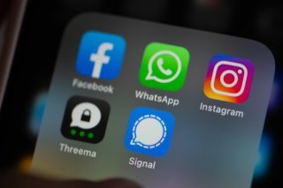 La révision prévue par le Conseil fédéral en janvier 2025 touche aussi les prestataires de services qui fournissent des services de messageries, de VoIP, de VPN, de cloud ou de mail. C'est par exemple le cas de Whatsapp, ou des entreprises suisses Threema ou Protonmail (archives). KEYSTONE/CHRISTIAN BEUTLER