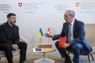 En marge du Forum économique mondial à Davos, le président ukrainien Volodymyr Zelensky avait demandé au président de la Confédération Guy Parmelin que des entreprises suisses actives dans le secteur énergétique lui viennent en aide (archives). KEYSTONE/EPA/LAURENT GILLIERON