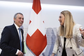 Lorsque le Conseil fédéral avait adapté en décembre certains points du paquet d'accords avec l'UE après la consultation, la secrétaire d'Etat à l'économie Helene Budliger Artieda avait indiqué que les partenaires sociaux poursuivaient leur dialogue sur la protection des salaires (archives). KEYSTONE/PETER KLAUNZER