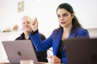 Estelle Revaz (à droite), présidente, et Alex Meszmer, directeur général de la faîtière Suisseculture : tous deux estiment que la création culturelle professionnelle en Suisse est en danger. Keystone/ANTHONY ANEX