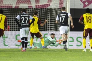 Saipi retient le penalty de Stevanovic KEYSTONE/Samuel Golay