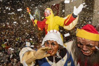 Les personnages mythiques de la famille Fritschi ont fait la fête sur la place de la Chapelle, peu après le "big-bang", sous une pluie de confettis, entourés de 25'000 Lucernois. KEYSTONE/URS FLUEELER