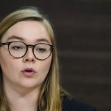 Le Conseil d'Etat vaudois, ici avec sa ministre des finances Valérie Dittli, propose désormais une baisse de l’impôt cantonal sur le revenu des personnes physiques de 3,5% en 2024 (archives). KEYSTONE/JEAN-CHRISTOPHE BOTT