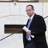 L'encaveur valaisan Dominique Giroud quitte le palais de justice lors d'une pause au premier jour de son proces devant le Tribunal de police, ce lundi 19 avril 2021 a Geneve.