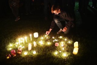 Des centaines de personnes ont assisté samedi soir à une veillée aux chandelles sur un terrain de sport proche du lieu où le député David Amess a été poignardé.