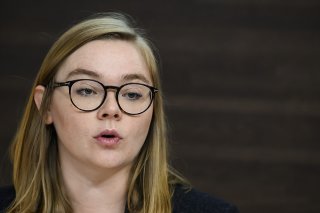 Le Conseil d'Etat vaudois, ici avec sa ministre des finances Valérie Dittli, propose désormais une baisse de l’impôt cantonal sur le revenu des personnes physiques de 3,5% en 2024 (archives). KEYSTONE/JEAN-CHRISTOPHE BOTT