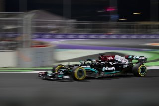 Hamilton a dominé les essais libres de vendredi à Jeddah