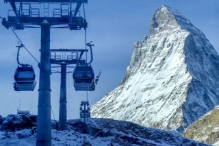 Les stations de renommée internationale, comme Zermatt, ont connu une spécialement bonne saison l'hiver dernier. Au Tessin en revanche, la hausse des températures a limité la fréquentation des pistes de ski (archives).