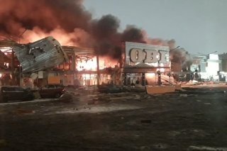 En raison de l'effondrement du toit, le feu s'est répandu instantanément à une vaste zone.