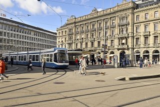 Les grandes banques UBS (25,7%) et Credit Suisse (14,3%) sont les principaux émetteurs du marché suisse, loin devant le gestionnaire d'actifs Swisscanto (9,5%). Le groupe genevois Pictet (5,5%) est le premier acteur romand, en cinquième position. ...