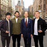 Nico Hischier (à gauche) en compagnie de Jonas Siegenthaler, de l'Ambassadeur Niculin Jäger et de Timo Meier