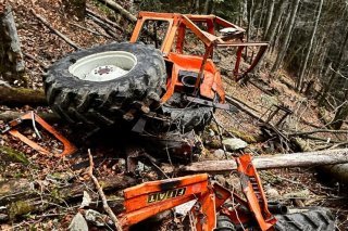 Les restes du tracteur après une chute de 100 mètres dans une falaise.