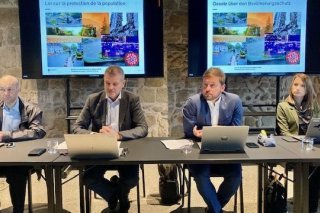 La révision totale intègre tant les nouveautés introduites sur le plan fédéral que les retours d’expériences, effectuées lors d’événements majeurs, a dit le conseiller d'Etat fribourgeois Romain Collaud, en deuxième position depuis la droite....