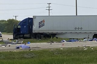 Après avoir été percuté par un camion, le minibus a été propulsé à plusieurs dizaines de mètres avant de prendre feu et d'être presque intégralement détruit.