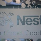 Les groupes dont le chiffre d'affaires dépasse 750 millions d'euros seront imposés à 15%. En Suisse, quelques centaines d'entreprises helvétiques et quelques milliers de filiales de groupes étrangers sont concernées (archives). KEYSTONE/LAURENT GILLIERON