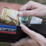 L'office cantonal de l'égalité et de la famille qualifie l'écart de 2,1% de "satisfaisant, même s'il y a évidemment toujours des efforts qui peuvent être réalisés". (Image d'illustration). KEYSTONE/CHRISTIAN BEUTLER