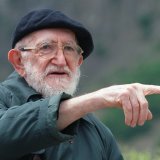 L'Abbé Pierre sur la vigne à Farinet en 1998. Le fondateur du mouvement Emmaüs est décédé en 2007.