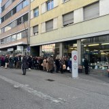 La foule se presse pour rencontrer l'écrivain français Sylvain Tesson