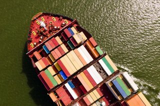 La taxe au tonnage est une méthode alternative de calcul de l'impôt sur le bénéfice qui se base sur la capacité de chargement du navire de mer (image d'illustration). KEYSTONE/EPA/OLIVIER HOSLET