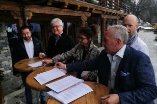 La signature de la Convention avec de g. à d. Laurent Bagnoud (négociateur), Dany Antille, Marie-Thérèse Sangra, Dani Heusser (WWF-Suisse) et Martial Kamerzin (président d'Icogne)